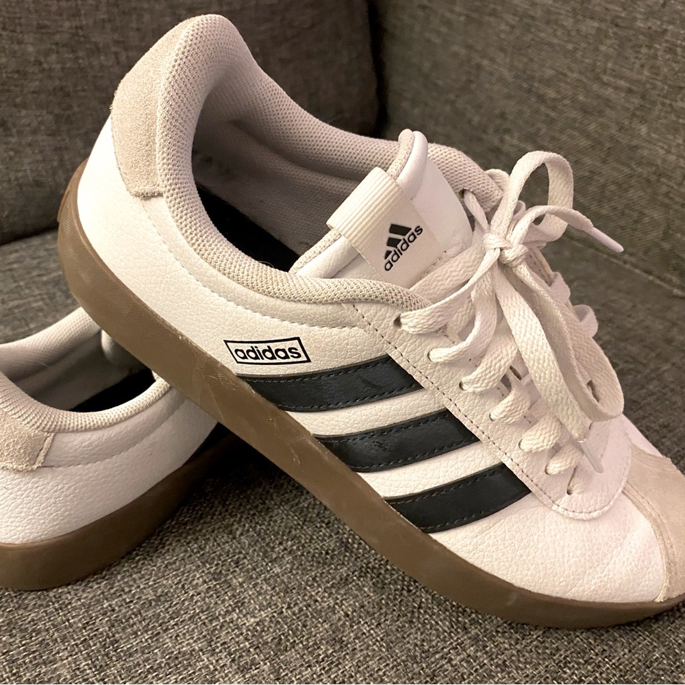 Women’s Adidas size 8
EUC